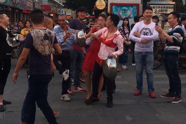 街頭鬧洞房：新郎穿女性?xún)?nèi)衣 敲打臉盆游街02