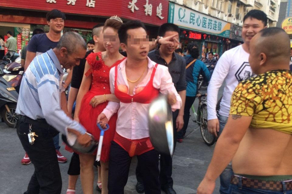 街頭鬧洞房：新郎穿女性?xún)?nèi)衣 敲打臉盆游街01