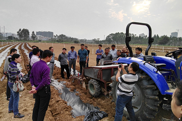 福建南安市：馬鈴薯機(jī)械化種植現(xiàn)場(chǎng)演示會(huì)成功召開(kāi) ()